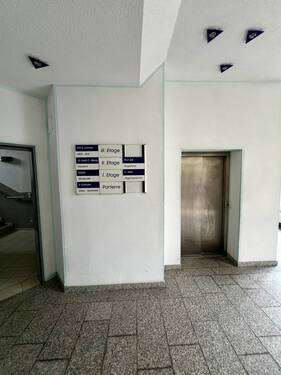 Treppenhaus mit Fahrstuhl - 