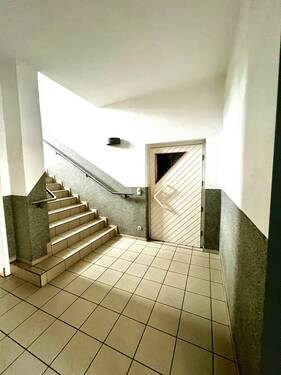 Treppenhaus mit Zugang zur Praxis - 