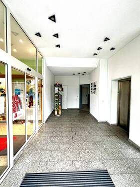 Eingangsbereich Gebäude ebenerdig - 