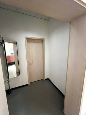 Garderobe mit Zugang WC - 