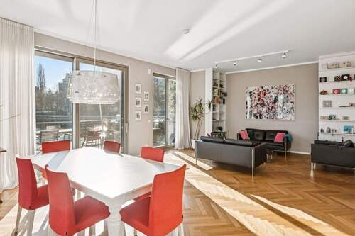 Wohn- und Essbereich mit Terrasse und Wasserzugang - 6 Zimmer Doppelhaushälfte in Berlin