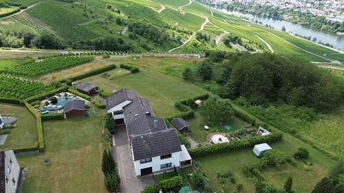 Ausicht - Wohnen mit Moselblick: Modernisiertes Einfamilienhaus mit großem Grundstück