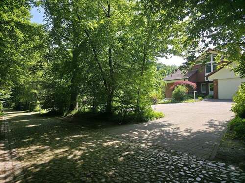 Zufahrt auf das Grundstück - 