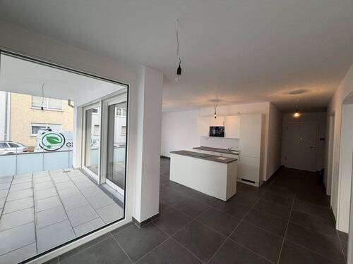 Wohnküche mit Blick auf Balkon - 2 Zimmer Etagenwohnung in Heilbronn