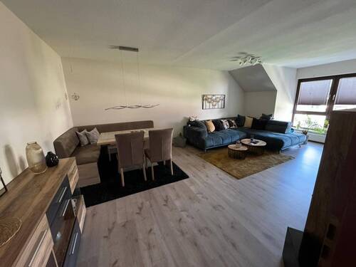 großzügiger Wohn-/Essbereich - Großzügig geschnittene 3-Zi.-WHG mit SW-Balkon und Garage in einer ruhigen Stichstraße von Heßdorf