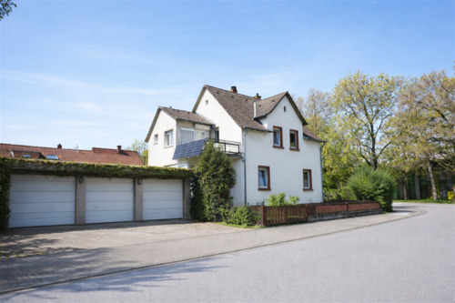 Haus Vorderseite - Großzügiges Zweifamilienhaus mit Garten: Platz für die ganze Familie