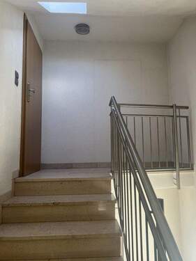 4 Treppenhaus - Etagenwohnung mit 70,00 m² in Frankfurt am Main zur Miete