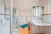 Badezimmer mit Badewanne, Dusche und zwei Waschbecken - 