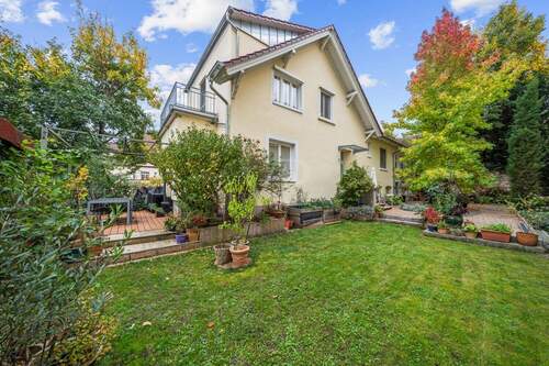 Grünfläche vor dem Haus mit Blick auf die Terrasse - 1 Zimmer Einfamilienhaus zum Kaufen in Offenburg
