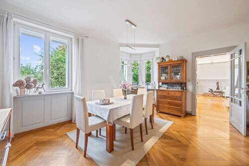 Das Esszimmer befindet sich zwischen Küche und Kaminzimmer - 