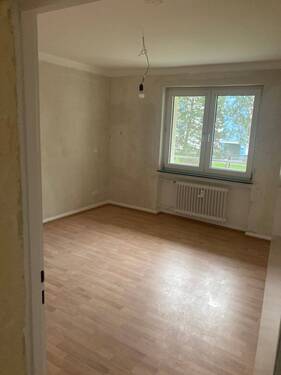 Beispielbild: Wohnzimmer mit Vinyl-Bodenbelag in Holzoptik mit tapezierfähigen Wänden. - 4 Zimmer Etagenwohnung zur Miete in Sulzbach