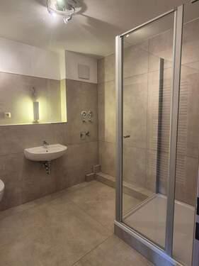 Bad.jpg - helle, roßzügige 2-Raum-WE mit Balkon, Fahrstuhl, neuem Badezimmer und Stellplatz