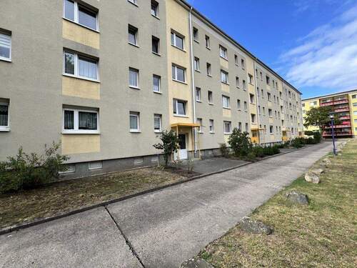 Hausansicht Vorderseite - 3 Zimmer Mehrfamilienhaus, Wohnhaus in Eberswalde
