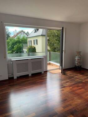 Wohnzimmer geöffnete Balkontür - 
