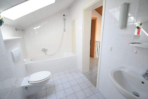 Bad DG Wohnung.jpg - Mehrfamilienhaus, Wohnhaus in Wiesbaden zum Kaufen