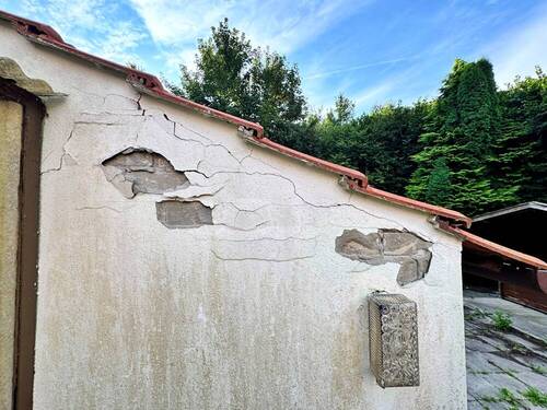 Sichtbare Schäden an der Fassade - 