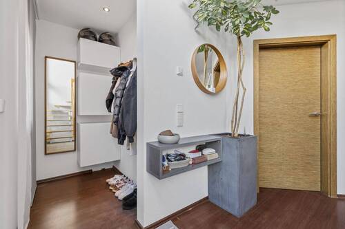 Garderobe und Bürozugang - 