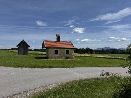 Umgebungsaufnahme mit Kapelle - 