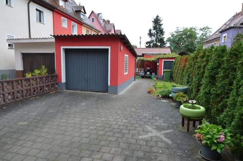 Hof/Zufahrt und Garage - 