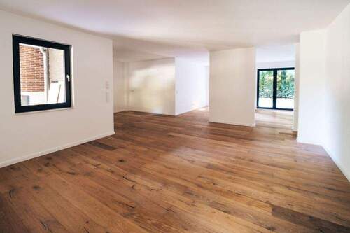 Essbereich mit Blick in den Wohnbereich - 