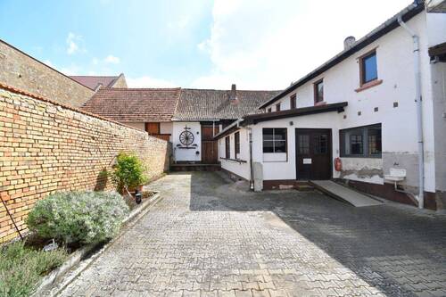 Hof mit Nebengebäuden.jpg - Großes Hofgut auf XXXL Grundstück mit vielen Nebengebäuden und sonnigem Garten