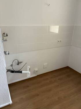 Küche mit neuem Fliesenspiegel. Decke und Wände weiß gestrichen..JPG - 