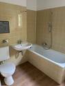 Retro-Bad mit Fenster und neuem Vinylboden in Braunton..JPG - 