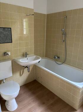 Retro-Bad mit Fenster und neuem Vinylboden in Braunton..JPG - 