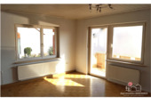 Wohnbereich mit Zugang auf den Balkon - 