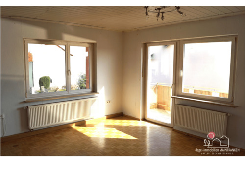 Wohnbereich mit Zugang auf den Balkon - 