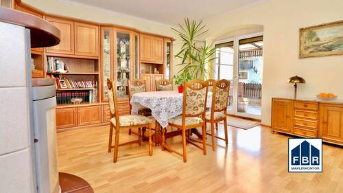 Wohnzimmer mit Zugang zur Terrasse - 