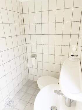 Toilette mit Waschbewcken und WC - 
