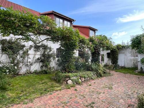 Innenhof und Seitenansicht des Hauses - 