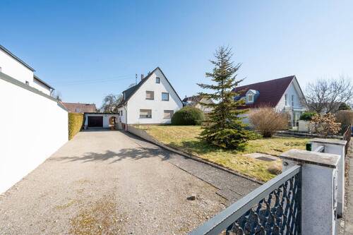 Aussenansicht - AIGNER - Großzügiges Baugrundstück in Puchheim mit Altbestand