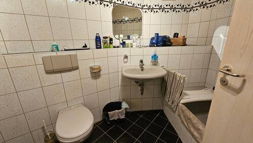 Bad mit Wanne - 