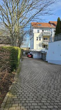 Ansicht mit Einfahrt Tiefgarage - 2 Zimmer Terrassenwohnung zum Kaufen in Hartmannsdorf