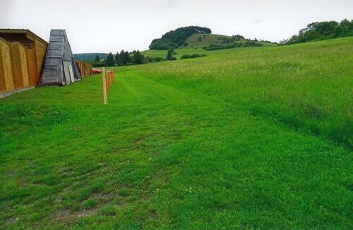 Bauerwartungsland Teilansicht - angrenzende Bebauung an der Andreas-Fack-Str. in Stadtrandbereich von Kaltennordheim - Bauerwartungsland in 36452 Kaltennordheim