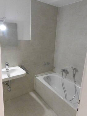 Badezimmer - Etagenwohnung mit 87,00 m&sup2; in Leverkusen zur Miete