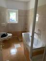 Bad mit Wanne, Dusche und Fenster - Etagenwohnung mit 58,90 m&sup2; in Magdeburg zur Miete