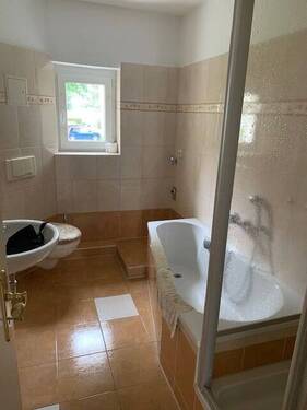 Bad mit Wanne, Dusche und Fenster - Etagenwohnung mit 58,90 m&sup2; in Magdeburg zur Miete