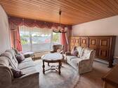 Wohnzimmer mit großer Fensterfront - 