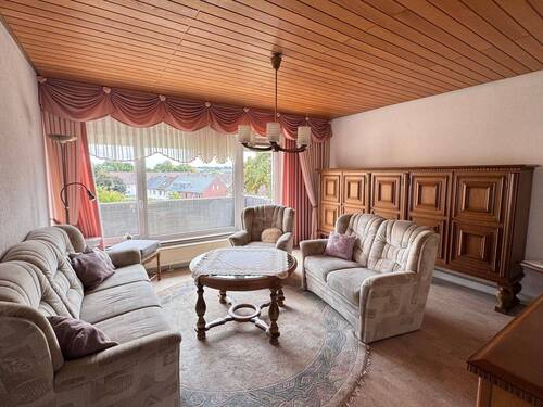 Wohnzimmer mit großer Fensterfront - 