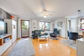 Wohnzimmer - AIGNER - Helle 3-Zimmer-Wohnung mit Westbalkon in ruhiger Lage