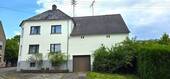 Frontansicht Gebäude - Ein-Zweifamilienhaus in ruhiger Straße auf riesigem Grundstück