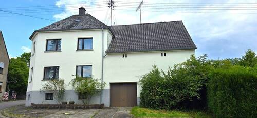 Frontansicht Gebäude - Ein-Zweifamilienhaus in ruhiger Straße auf riesigem Grundstück