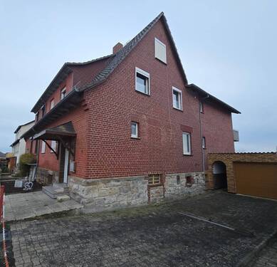 Front/Seitenansicht - 8 Zimmer Doppelhaushälfte zum Kaufen in Edermünde / Grifte