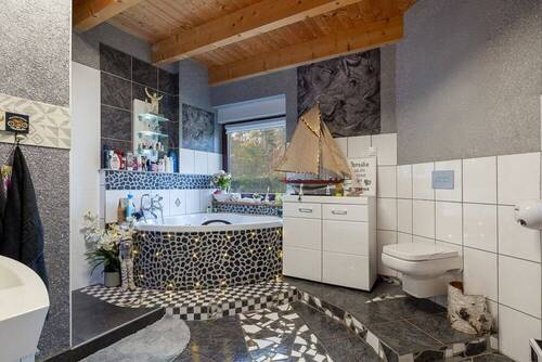 Bad EG mit Whirlpool - 