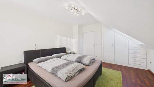 Schlafzimmer mit Einbauschränken OG - 