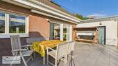 sonnige Terrasse mit Zugang zur Garage - 