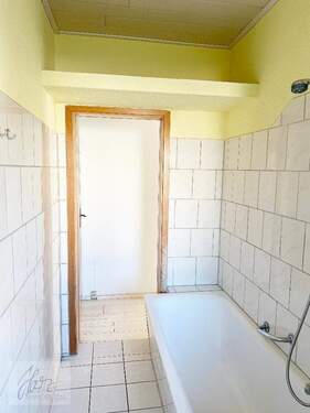 Tageslichtbad mit Wanne, WC und Waschtisch - 